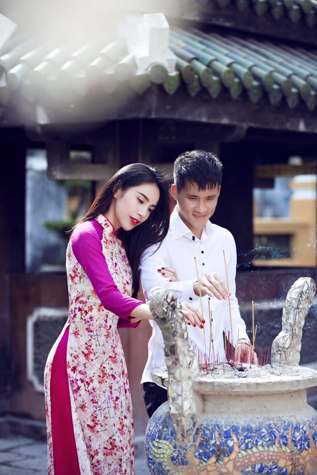 Công Vinh - Thủy Tiên cùng lên chùa thắp hương đầu năm.